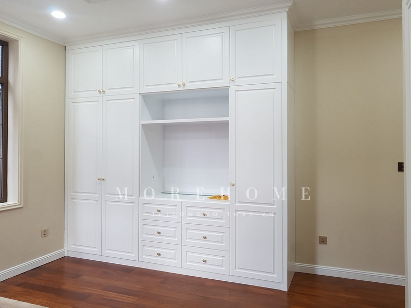 Tivi được đặt trong một tủ kệ gỗ tự nhiên màu trắng hiện đại, tinh tế và sang trọng, đại diện cho phong cách của chủ nhà.